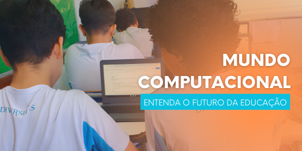 Duas crianças fazendo estudando pelo computador na aula de Mundo Computacional