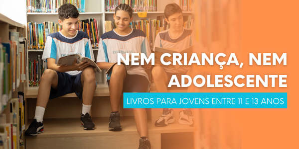 Pré-adolescentes lendo livros na biblioteca