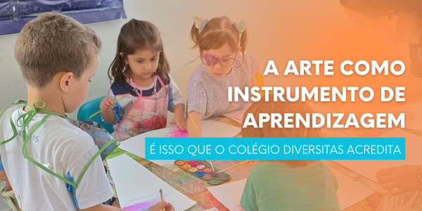 Crianças brincando de tinta aquarela 