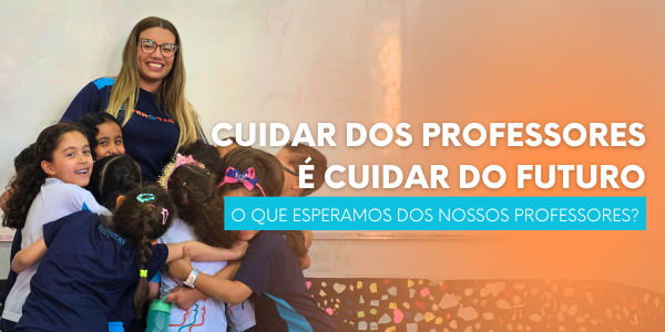 Professor abraçado por alunos