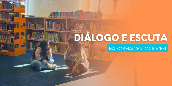 Diálogo e Escuta na Formação do Jovem - Menina sentada conversando com uma adulta na biblioteca