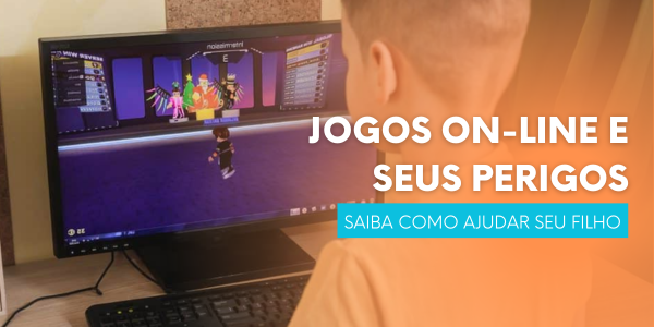 Criança jogando Roblox no computador