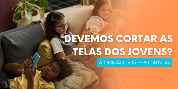 crianças usando telas no sofá